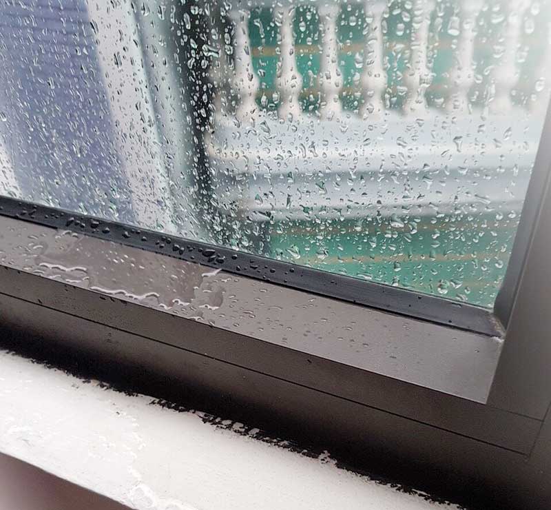 Nước mưa tràn vô nhà do cửa không kín khít Nước mưa tràn vô nhà do cửa không kín khít
