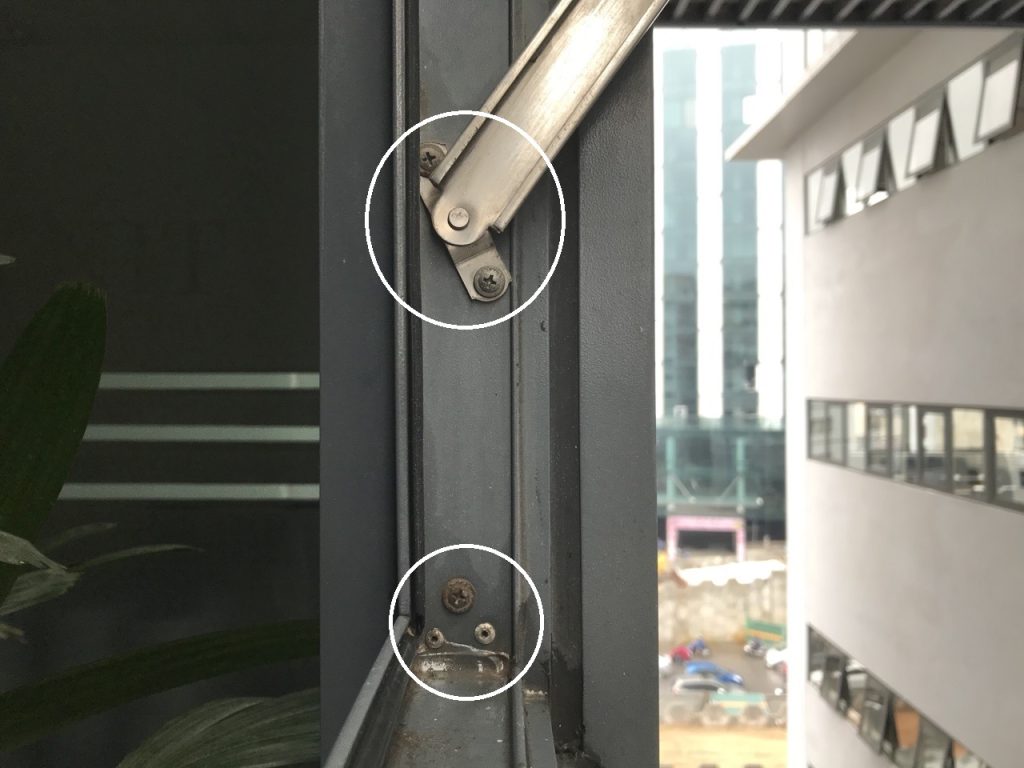 Ốc vít kém chất lượng, dễ bị gỉ sét Ốc vít kém chất lượng, dễ bị gỉ sét