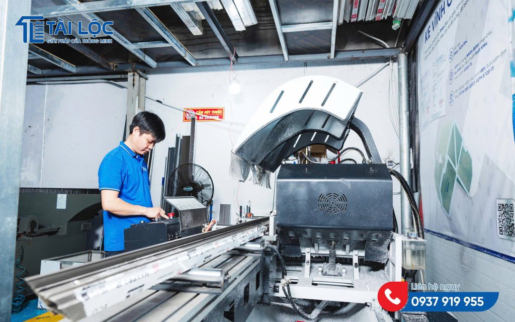 Thợ lành nghề với hơn 10 năm kinh nghiệm trong ngành nhôm kính cửa nhôm xingfa