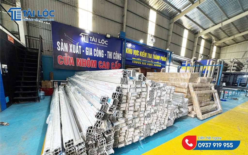 Khu vực kiểm tra thành phẩm, đóng gói hàng chuyên nghiệp cửa nhôm xingfa