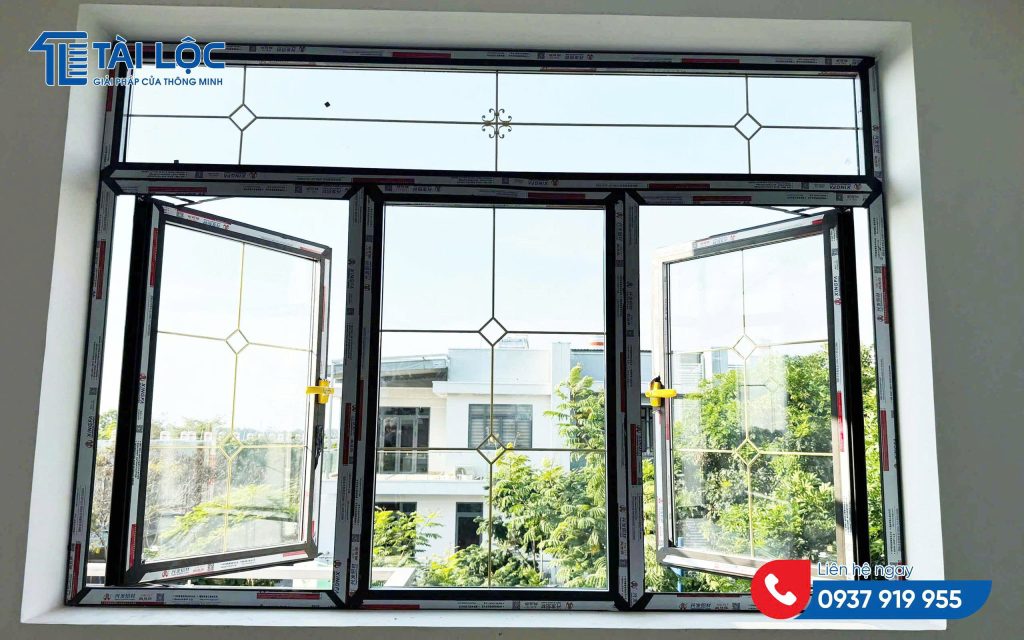 Cửa sổ mở quay kết hợp kính hộp nan đồng cao cấp Cửa sổ mở quay kết hợp kính hộp nan đồng cao cấp