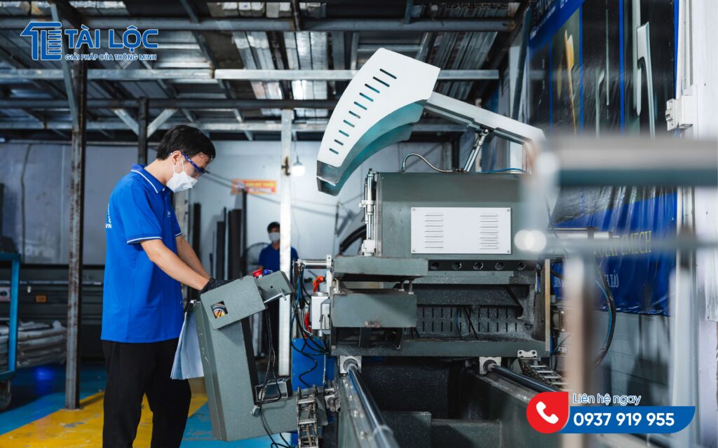 Thợ thi công lành nghề với hơn 10 năm kinh nghiệm trong ngành nhôm kính Thợ thi công lành nghề với hơn 10 năm kinh nghiệm trong ngành nhôm kính