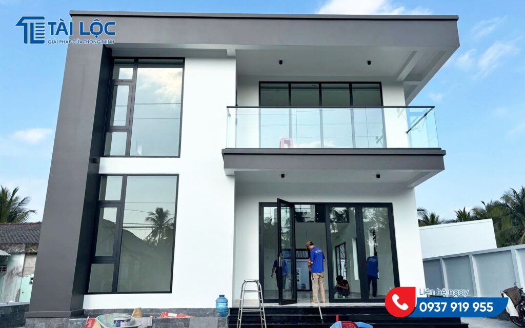 Công trình thực tế cửa nhôm Maxpro hệ 55 Công trình thực tế cửa nhôm Maxpro hệ 55 - Mặt tiền Villa hướng Tây