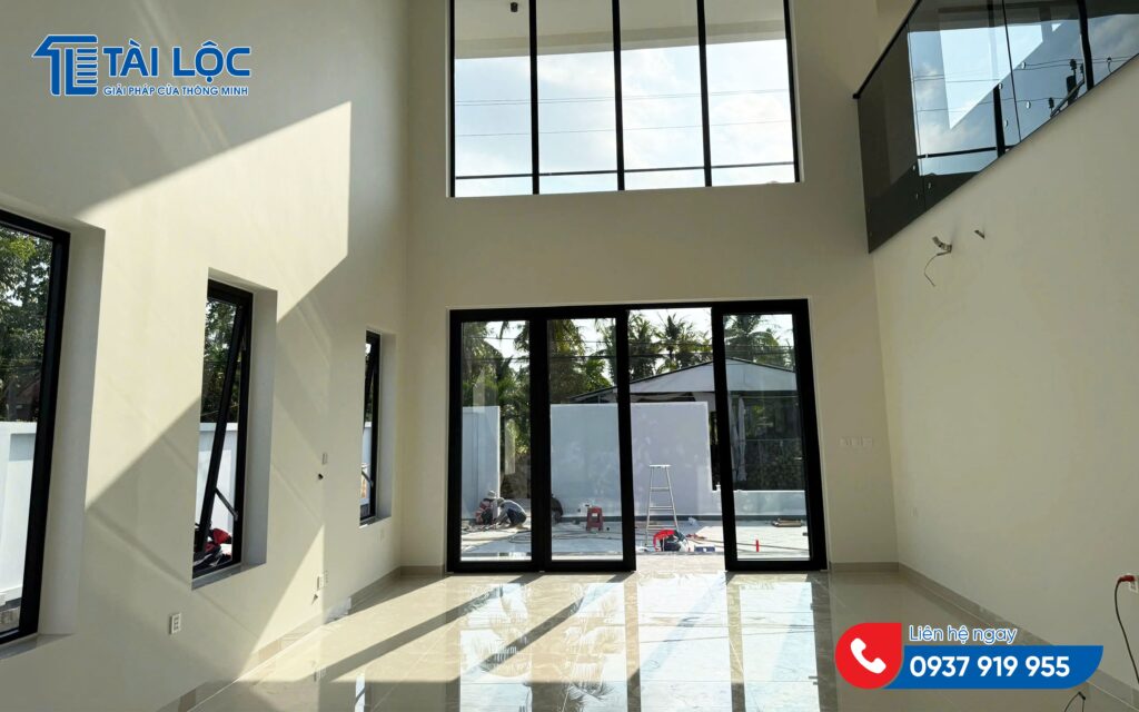Không gian phòng khách thông tầng với nhôm Maxpro hệ 55 Không gian phòng khách thông tầng với nhôm Maxpro hệ 55
