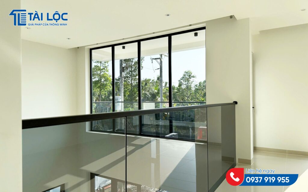Lan can không trụ Maxpro kết hợp kính xám khói Lan can không trụ Maxpro kết hợp kính xám khói