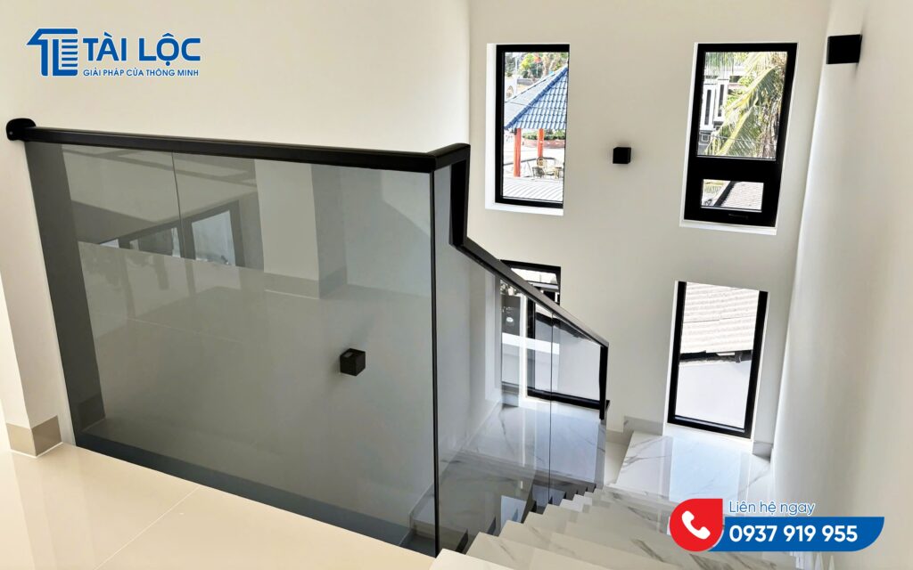 Vách kính cầu thang tay vịn nhôm Maxpro không trụ Vách kính cầu thang tay vịn nhôm Maxpro không trụ
