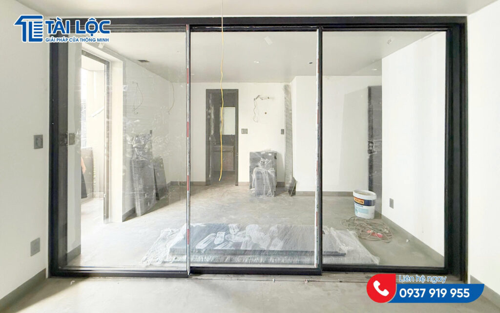 Cửa slim 3 cánh ngăn cách khu vực bếp và phòng ngủ Cửa slim 3 cánh ngăn cách khu vực bếp và phòng ngủ