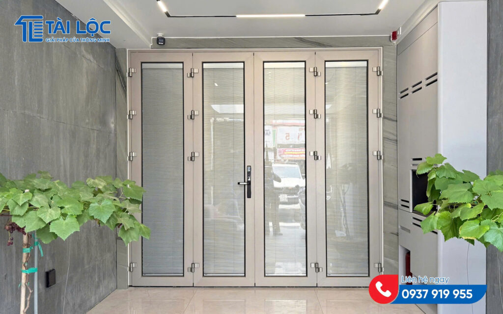 Cửa đi 4 cánh nhôm Maxpro hệ 65 kết hợp kính hộp rèm tự động Cửa đi 4 cánh nhôm Maxpro hệ 65 kết hợp kính hộp rèm tự động