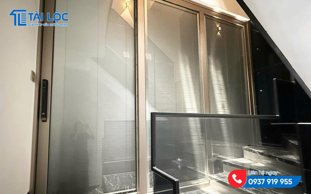 Cửa đi lùa kết hợp vách kính rèm trong kính – tối ưu không gian và giữ trọn sự riêng tư Cửa đi lùa kết hợp vách kính rèm trong kính – tối ưu không gian và giữ trọn sự riêng tư