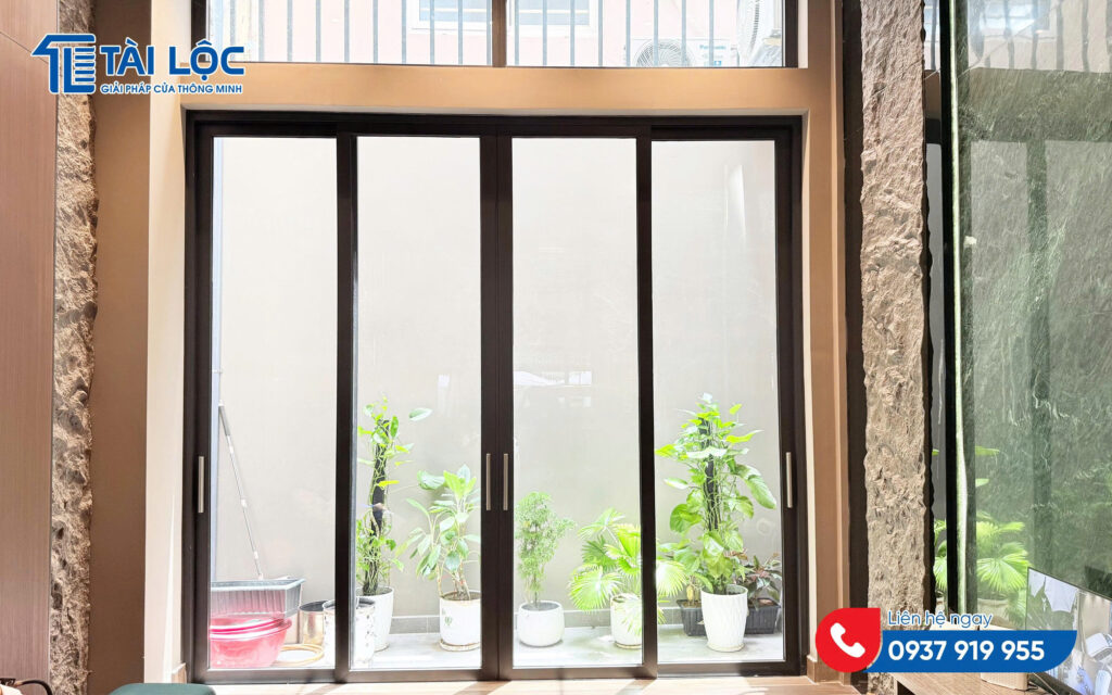 Cửa lùa 4 cánh sân sau – Không gian luôn thoáng sáng, đón gió tự nhiên mỗi ngày Cửa lùa 4 cánh sân sau – Không gian luôn thoáng sáng, đón gió tự nhiên mỗi ngày