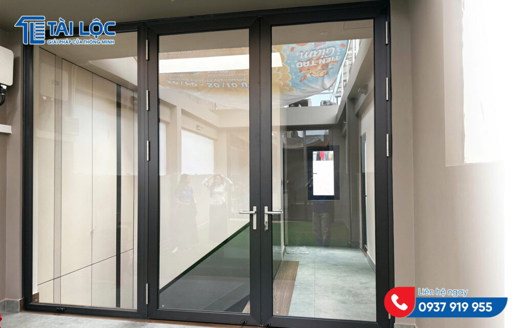 Cửa đi mở quay 2 cánh kết hợp vách kính Cửa đi mở quay 2 cánh kết hợp vách kính