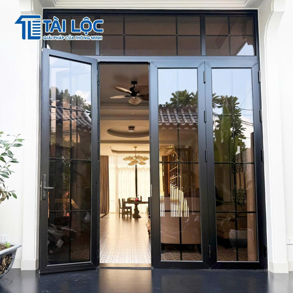 Cửa chính 4 cánh sử dụng kính hộp màu trà hài hòa với tổng thể kiến trúc ngôi nhà Cửa chính 4 cánh sử dụng kính hộp màu trà hài hòa với tổng thể kiến trúc ngôi nhà
