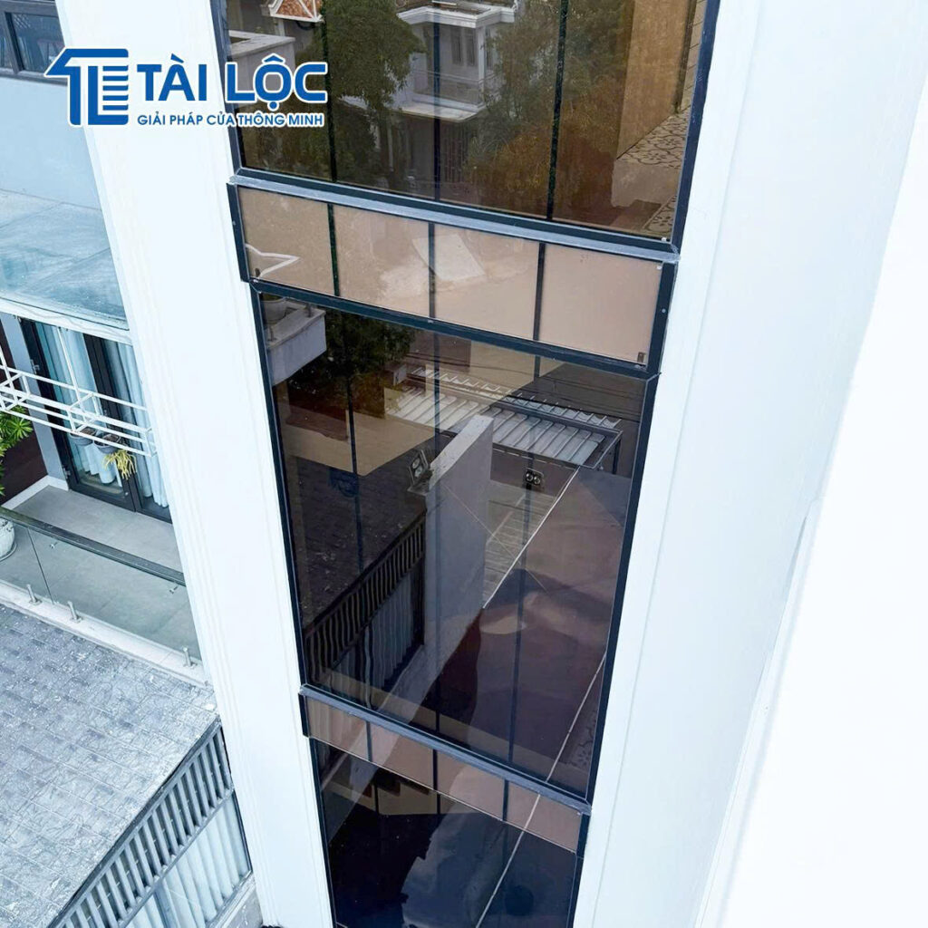 Vách kính uốn vòm thông tầng nâng tầm kiến trúc tổng thể Villa Vách kính uốn vòm thông tầng nâng tầm kiến trúc tổng thể Villa
