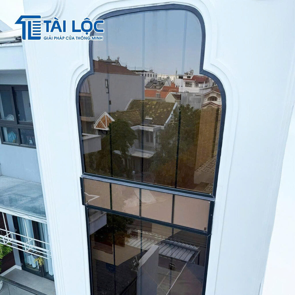 Vách kính uốn vòm thông tầng nâng tầm kiến trúc tổng thể Villa Vách kính uốn vòm thông tầng nâng tầm kiến trúc tổng thể Villa