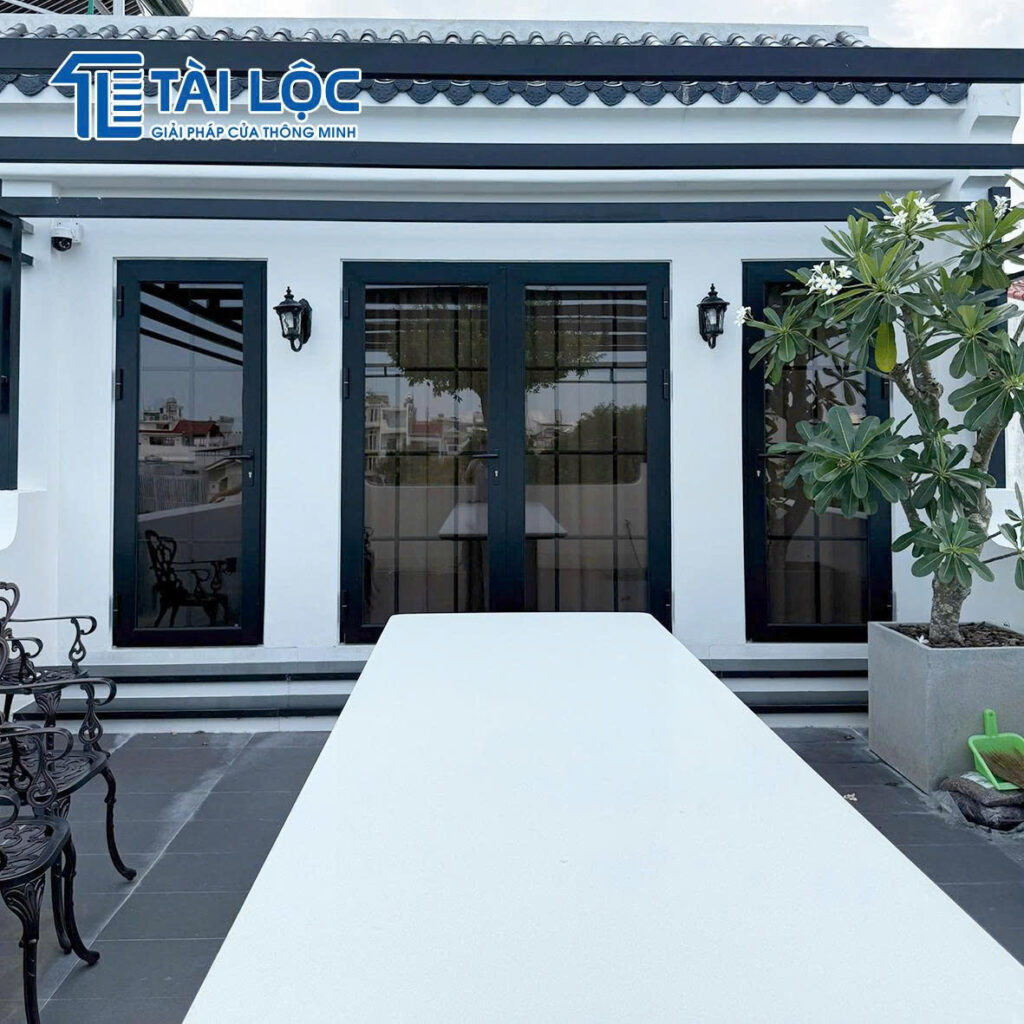 Villa sử dụng hệ nhôm Maxpro 83 màu đen mịn kết hợp nan trang trí Villa sử dụng hệ nhôm Maxpro 83 màu đen mịn kết hợp nan trang trí