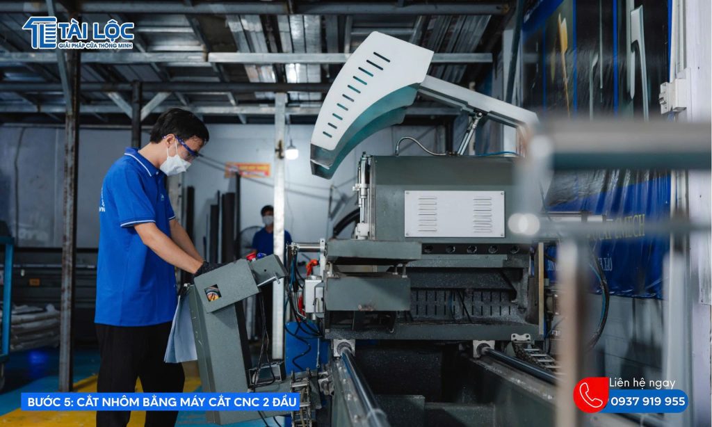 Máy cắt CNC hai đầu sử dụng lưỡi kim cương, giúp gia công nhôm xi mạ cao cấp chính xác và sắc nét Máy cắt CNC hai đầu sử dụng lưỡi kim cương, giúp gia công nhôm xi mạ cao cấp chính xác và sắc nét