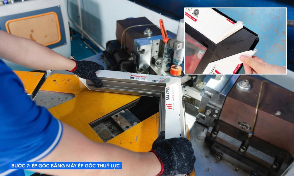 Bước 7: Công đoạn ép góc bằng máy ép góc thủy lực Bước 7: Công đoạn ép góc bằng máy ép góc thủy lực